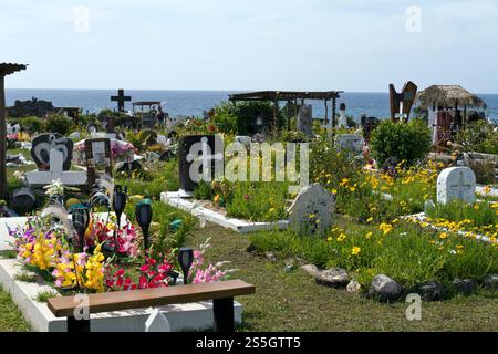 Die Gräber auf dem Friedhof Hanga Roa zeigen christliche und einheimische Symbole, die Osterinsel. Stockfoto