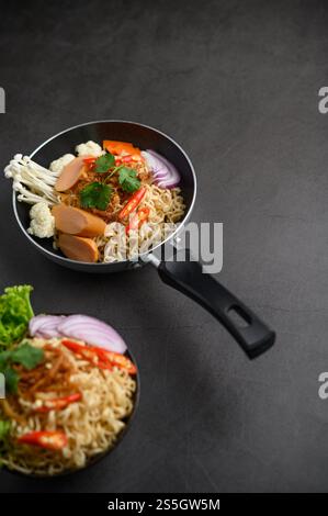 Das Stilleben mit Nudeln in der Pfanne. Stockfoto