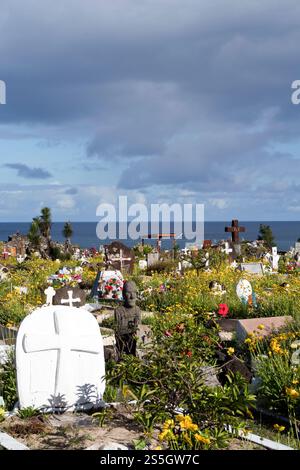 Die Gräber auf dem Friedhof Hanga Roa zeigen christliche und einheimische Symbole, die Osterinsel. Stockfoto