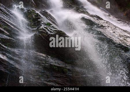 Wasser aus dem Wasserfall, der durch die Felsen im brasilianischen Bundesstaat Minas Gerais plätschert Stockfoto