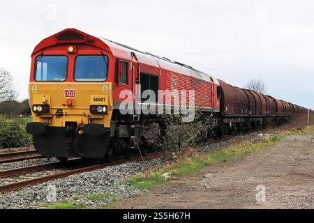 Die DB Cargo Diesellokomotive Nr. 66001 nähert sich dem Bahnübergang Hubberts Bridge an der Bahnstrecke von Sleaford nach Boston in Lincolnshire an. Stockfoto