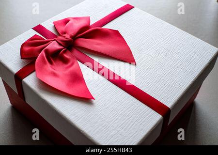 Valentinspräsent. Geschenkbox und rotes Band für Romantik Geschenkbox und Band mit Anhänger für valentinsgeschenk Stockfoto