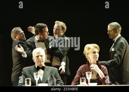 Hinten, l-r: Michael Thomas (Helmut), Luke Mably (Christian), Rory Kinnear (Michael), Andrew Maud (Lars) Front: Stephen Moore (Helge), Jane Asher (Else) in FESTEN am Lyric Theatre, London W1 23/09/2004 eine von David Eldridge adaptierte Almeida Theatre-Inszenierung aus dem Film & Theater von Thomas Vinterberg, Mogens Rukov & Bo Hr. Hansen Musik: Orlando Gough Set Design: Ian MacNeil Kostüme: Joan Wadge Beleuchtung: Jean Kalman Regie: Rufus Norris Stockfoto