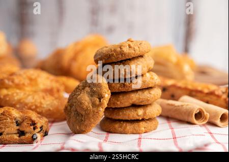 Kekse auf einem weiß-roten Tuch gestapelt. Selektiver Fokus. Stockfoto