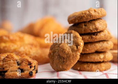 Kekse auf einem weiß-roten Tuch gestapelt. Selektiver Fokus. Stockfoto