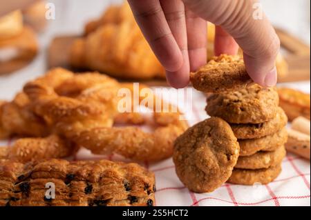 Kekse auf einem weiß-roten Tuch gestapelt. Selektiver Fokus. Stockfoto