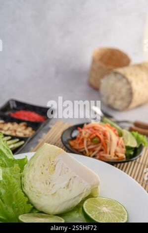 Collard-Grün, Limette, Yard-lange Bohnen und Salat auf einem weißen Teller. Stockfoto