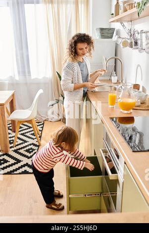 Mutter und Tochter genießen eine gute Zeit zusammen, während sie in ihrer modernen Küche organisieren. Stockfoto