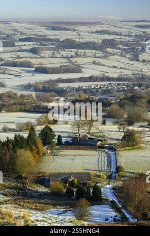 Hohe Aussicht über das Tal (kalter, frostiger Wintertag, isolierte Bauernhäuser, frostbedeckter Boden) - Burley in Wharfedale, West Yorkshire, England, Großbritannien. Stockfoto