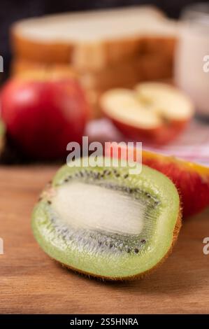 Kiwi hat auf einem Holztisch halbiert. Selektiver Fokus. Stockfoto