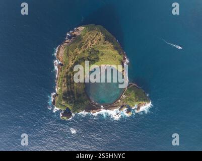 Ilheu de Vila Franca do Campo, kleine Insel an der Küste der Azoren, Portugal. Stockfoto