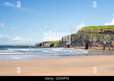 Malerischer Blick auf Ballybunion Beach und Klippen in County Kerry, Irland. Einer der Entdeckungspunkte am Wild Atlantic Way. Stockfoto