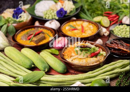 Reisnudeln, rotes Curry mit Fleischbällchen, getrocknete Chilis, Basilikum, Gurke und lange Bohnen Stockfoto