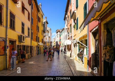 Rovinj, Kroatien - 25. September 2024: Eine lebhafte, gepflasterte Straße in der Altstadt von Rovinj, gesäumt von bunten Gebäuden und geschäftigen Touristen Stockfoto
