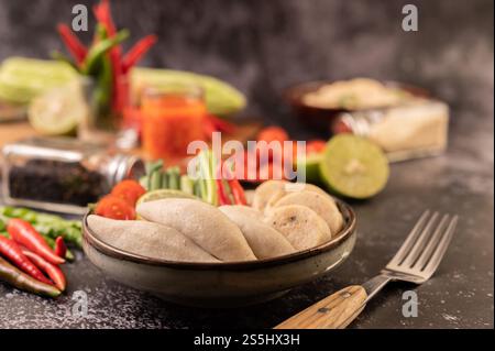 Rugby Fischbällchen mit ZitronenChili Paste, Tomaten und Chili. Stockfoto
