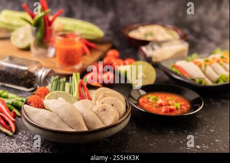 Rugby Fischbällchen mit ZitronenChili Paste, Tomaten und Chili. Stockfoto