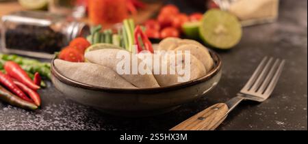 Rugby Fischbällchen mit ZitronenChili Paste, Tomaten und Chili. Stockfoto