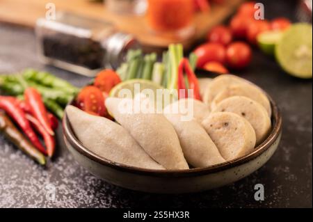 Rugby Fischbällchen mit ZitronenChili Paste, Tomaten und Chili. Stockfoto