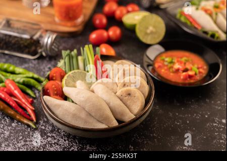 Rugby Fischbällchen mit ZitronenChili Paste, Tomaten und Chili. Stockfoto