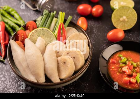 Rugby Fischbällchen mit ZitronenChili Paste, Tomaten und Chili. Stockfoto