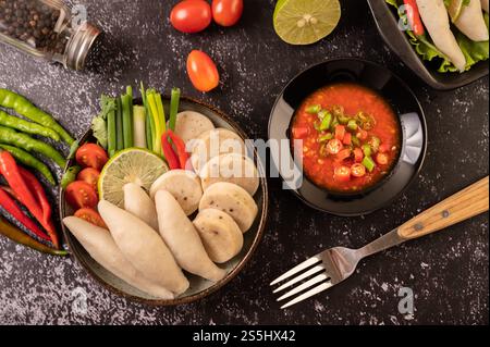 Rugby Fischbällchen mit ZitronenChili Paste, Tomaten und Chili. Stockfoto