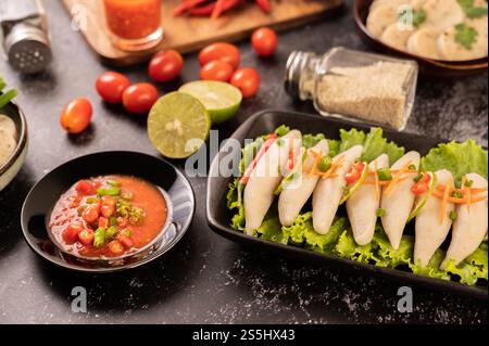 Rugby Fischbällchen mit ZitronenChili Paste, Tomaten und Chili. Stockfoto