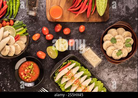 Rugby Fischbällchen mit ZitronenChili Paste, Tomaten und Chili. Stockfoto