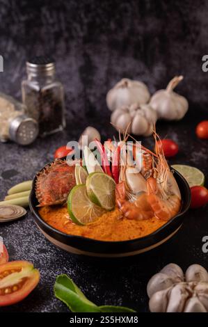 Tom Yum mit Garnelen und Krabben mit Limette, Chili, Tomate, Knoblauch, Zitronengras und Kaffir-Limettenblättern. Stockfoto