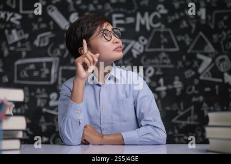 Der Lehrer saß und dachte darüber nach, im Klassenzimmer zu unterrichten Stockfoto