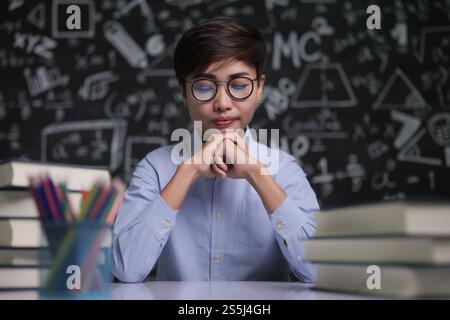 Der Lehrer saß und dachte darüber nach, im Klassenzimmer zu unterrichten Stockfoto