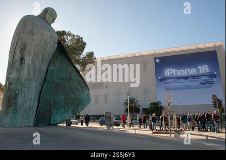 14. Januar 2025 – Rom, Italien: Statua Wojtyla und iPhone-Werbung, piazza dei Cinquecento © Andrea Sabbadini Stockfoto