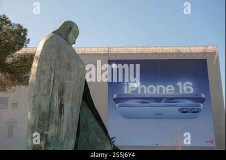 14. Januar 2025 – Rom, Italien: Statua Wojtyla und iPhone-Werbung, piazza dei Cinquecento © Andrea Sabbadini Stockfoto