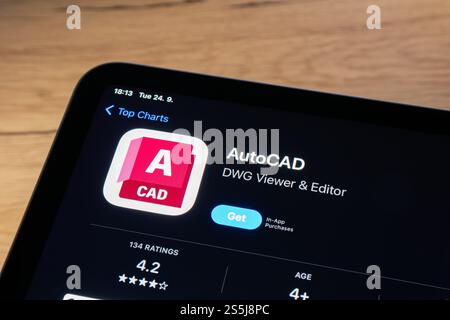 OSTRAVA, TSCHECHIEN – 24. SEPTEMBER 2024: App Store mit AutoCAD App wird installiert Stockfoto