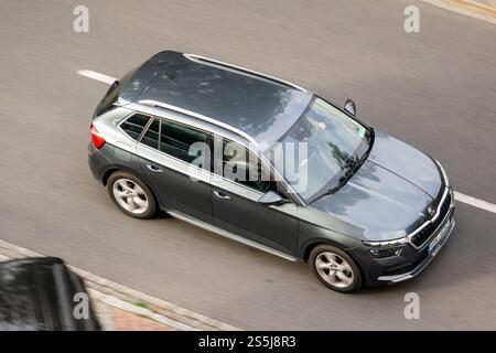 OSTRAVA, TSCHECHISCHE REPUBLIK - 22. SEPTEMBER 2023: Dunkelgraues Skoda Kamiq NW4-Crossover mit Bewegungsunschärfeeffekt Stockfoto