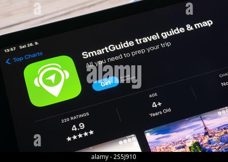 OSTRAVA, TSCHECHIEN – 28. SEPTEMBER 2024: App Store mit SmartGuide Travel Map Mobile App wird installiert Stockfoto