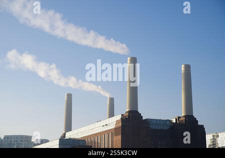 Battersea Power Station an einem kalten, sonnigen Tag mit blauem Himmel und weißem Rauch aus dem Kamin. London - 11. Januar 2025 Stockfoto