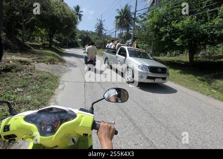 Ein Motorrad auf einer Straße auf der Insel Ko Tao in der Provinz Surat Thani in Thailand, Thailand, Ko Tao, März 2010 Stockfoto