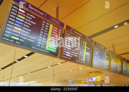 Fluginformationstafel am Flughafen Singapur Changi 31. März 2023 Fluginformationstafel und -Maschine im Flughafenterminal Stockfoto