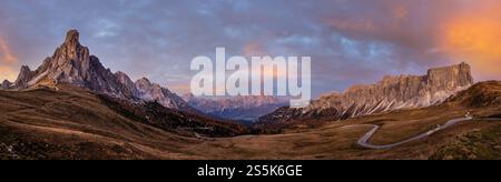 Italienische Dolomiten (Ra Gusela Felsen vor) friedliche Abenddämmerung Panorama vom Giau Pass. Malerisches Klima, Umwelt und Wetter Stockfoto