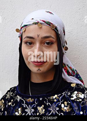 Diyarbakir, Türkei. Januar 2025. Ein kurdisches Mädchen in traditioneller Kleidung besucht kurdische Neujahrsfeste in Diyarbakir. Kurden aus der Türkei, dem Iran, dem Irak und Syrien feierten das traditionelle kurdische Neujahr mit Festen und Konzerten. Am kurdischen Neujahrsfest, das jedes Jahr in der Nacht zum 13-14. Januar gefeiert wird, malen Männer ihre Gesichter, kleiden sich in Damenkleidung und gehen durch die Häuser, um Geschenke zu erhalten. Quelle: SOPA Images Limited/Alamy Live News Stockfoto
