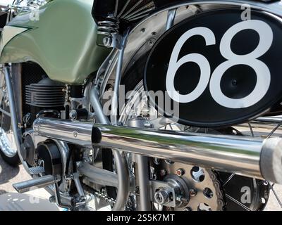 Detailaufnahme eines alten deutschen Rennmotorrads aus den 1950er Jahren, Motor mit Chrom-Auspuffanlage, städtischem grünem Tank und Startnummernschild, Deutschland Stockfoto