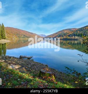 Vilshany Wasserreservoir am Tereblja Fluss, Transkarpatien, Ukraine. Malerischer See mit Wolkenspiegelung. Wunderschöner Herbsttag in Karpaten Stockfoto