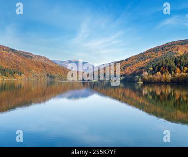 Vilshany Wasserreservoir am Tereblja Fluss, Transkarpatien, Ukraine. Malerischer See mit Wolkenspiegelung. Wunderschöner Herbsttag in Karpaten Stockfoto