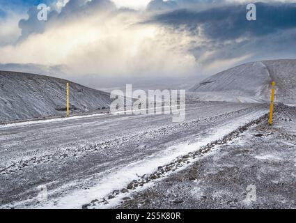 Der Winter kommt. Blick auf die Berge entlang der Kjolur Highland Road F35, Island, Europa. Herbstschneesturm beginnt. Stockfoto