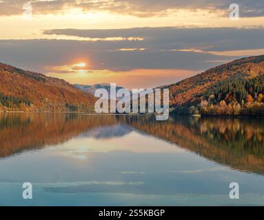 Vilshany Wasserreservoir am Tereblja Fluss, Transkarpatien, Ukraine. Malerischer See mit Wolkenspiegelung. Wunderschöner Herbsttag in Karpaten Stockfoto