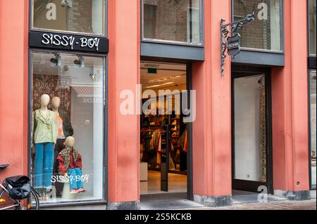 Brügge, Belgien, 27. September 2024: Die Vorderseite des Sissy Boy-Ladens in Brügge Stockfoto