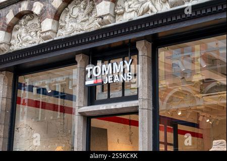 Brügge, Belgien, 27. September 2024: Die Vorderseite des Tommy Jeans-Ladens in Brügge Stockfoto