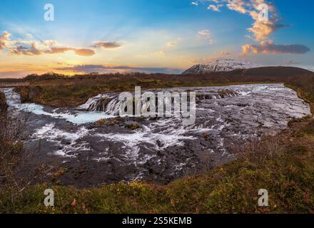 Malerischer Wasserfall Bruarfoss Herbstansicht. Die Jahreszeit ändert sich im südlichen Hochland Islands. Stockfoto