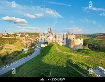 Die Burg Kamianets-Podilskyi (Oblast Khmelnytskyi, Ukraine) ist eine ehemalige polnische Burg, die eines der sieben Weltwunder der Ukraine ist. Erbaut Anfang 14 Stockfoto