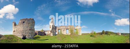 Frühlingsblick auf die Ruinen der Burg Sydoriv (erbaut in den 1640er Jahren). Dorf Sydoriv, 7 km südlich von Husiatyn, Region Ternopil, Ukraine. Stockfoto